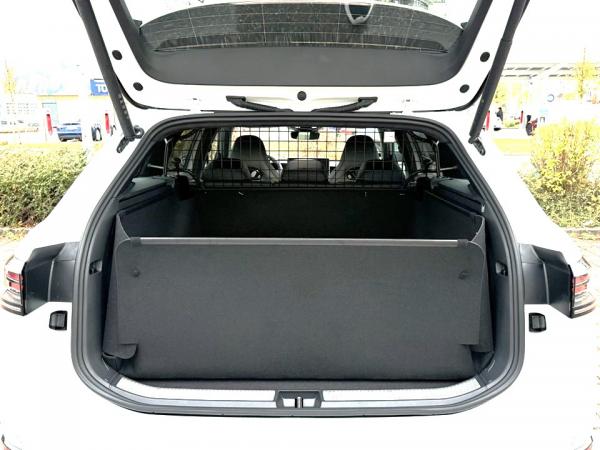 Die Kofferraumwanne VW Passat Variant ist eine hohe und wasserdichte Box, der Stoßstangenschutz hochgeklappt dient als Heckklappenschutz. Ein Trenngitter kann vom Dachhimmel bis zur Rückbank reichen.